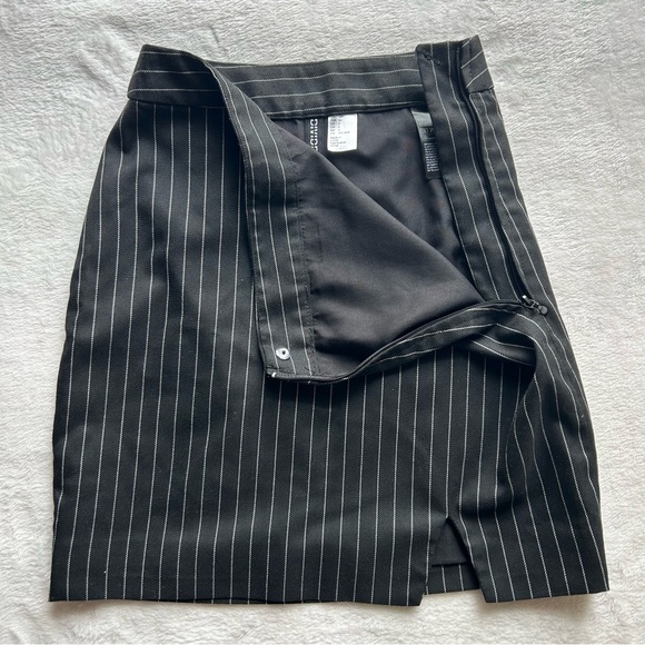 H&M DIVIDED X BlackPink Black / Pinstriped Skirt ( Size 0 ) - Picture 5 of 6